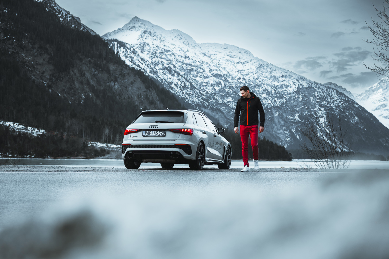 Nico Habich am See in Österreich mit einem Audi RS3 fotografiert für Socialmedia Content