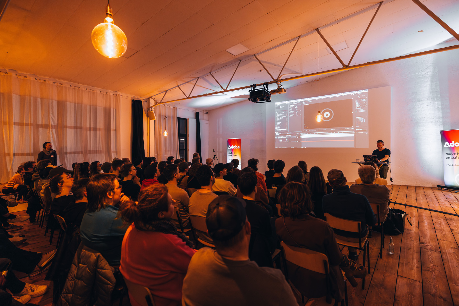 Besucher auf einer Veranstaltung von Adobe in München