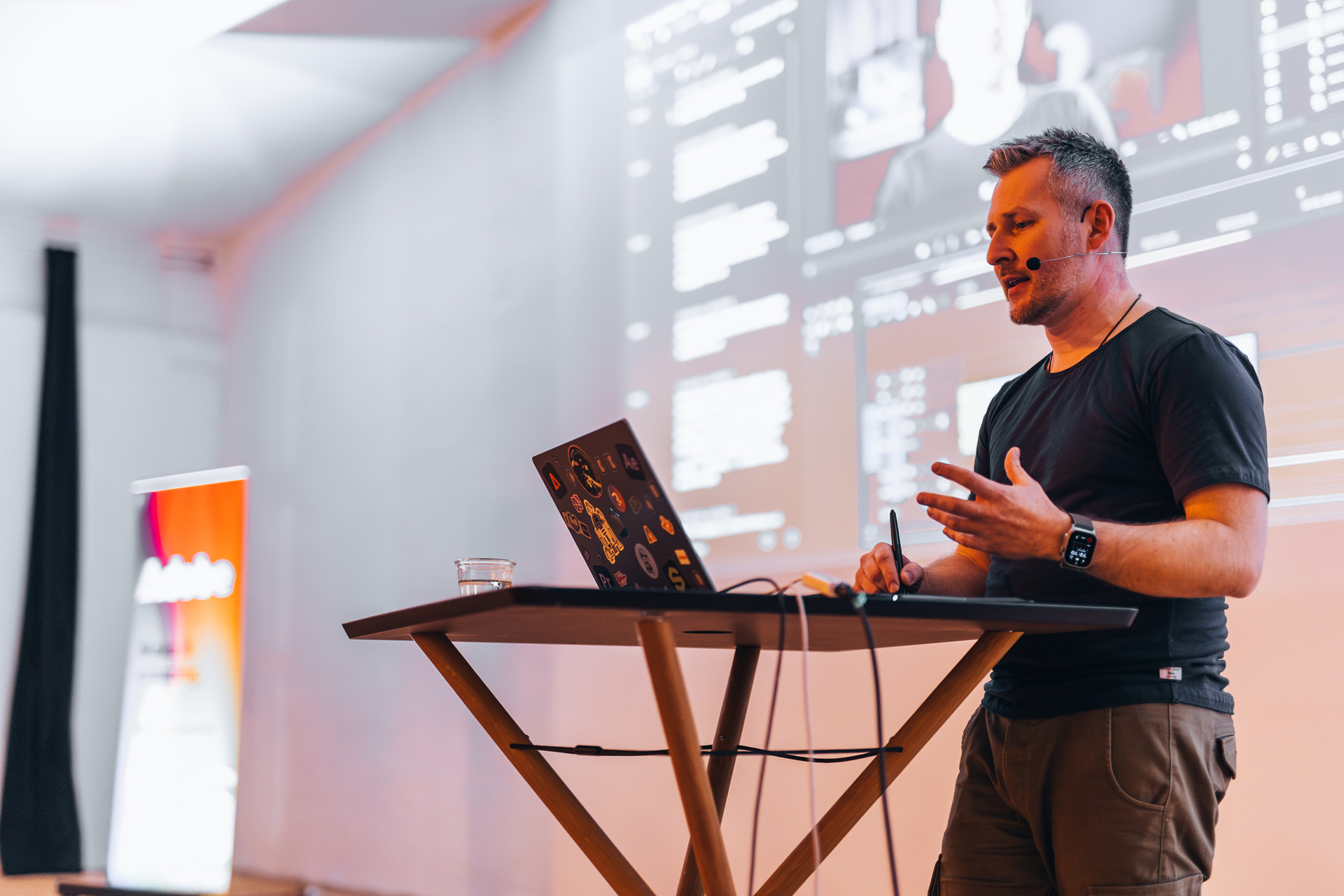 Speaker auf einer Adobe Veranstaltung in München erklärt Premiere Pro